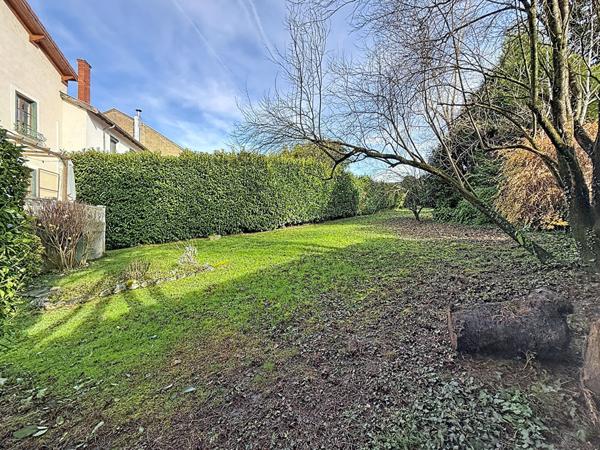 Charmante maison de140m² à proximités des commerces et écoles avec dépendance sur un terrain de 1100m²