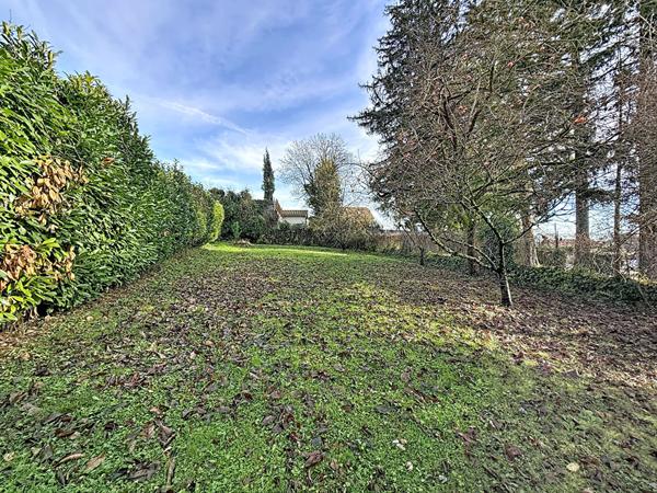 Charmante maison de140m² à proximités des commerces et écoles avec dépendance sur un terrain de 1100m²