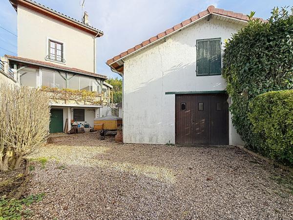 Charmante maison de140m² à proximités des commerces et écoles avec dépendance sur un terrain de 1100m²