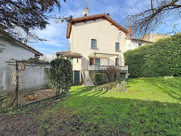 Charmante maison de140m² à proximités des commerces et écoles avec dépendance sur un terrain de 1100m²