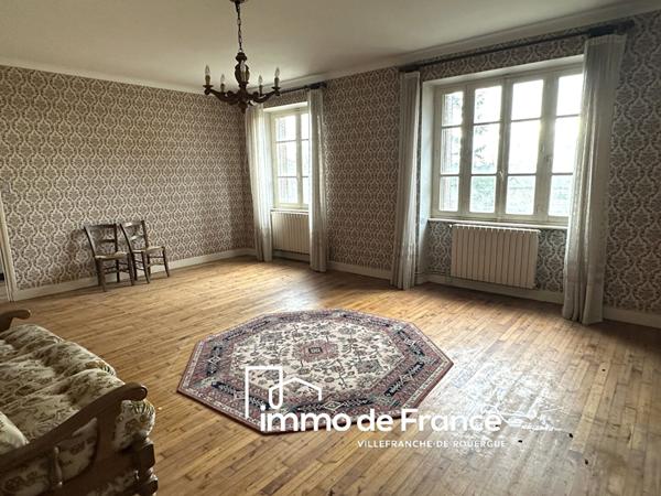 A 4 kilomètres de RIGNAC, maison de village 160 m² 5 chambres, four à pain et jardin