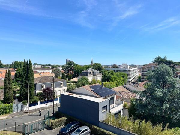 Au coeur de Saint Augustin dans une résidence sécurisée, T1 bis avec balcon lumineux