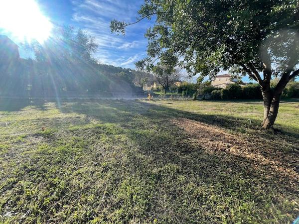 Cassis (13260) superbe terrain plat, constructible et plein Sud