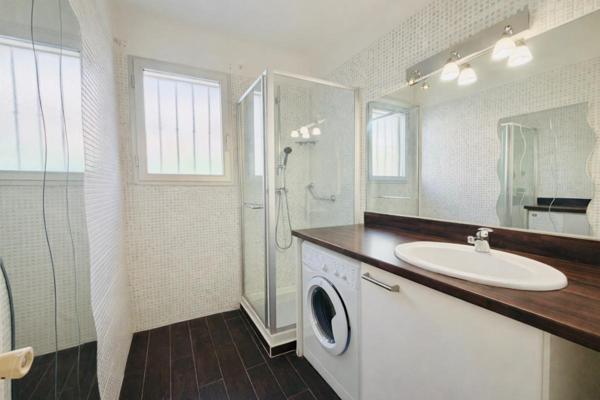 Appartement traversant Grasse 2 pièces 60 m2 terrasse vue panoramique et mer, parking et cave