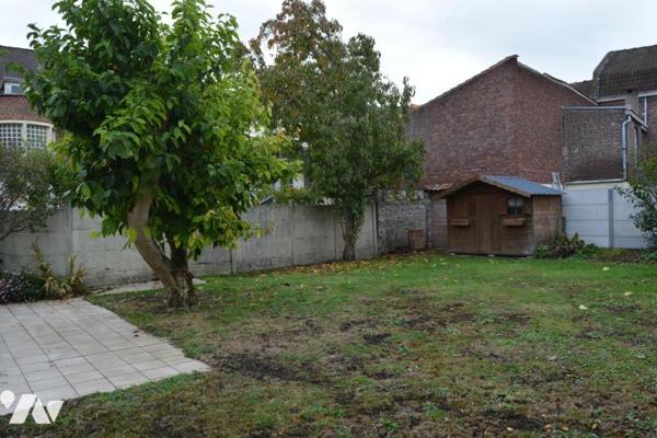 MAISON DE VILLE AVEC JARDIN ET GARAGE SITUEE SUR SECLIN