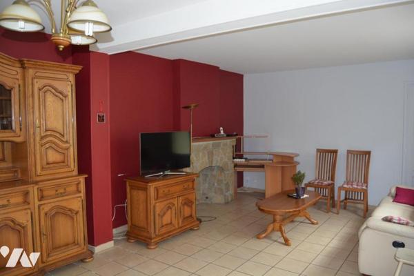 MAISON DE VILLE AVEC JARDIN ET GARAGE SITUEE SUR SECLIN