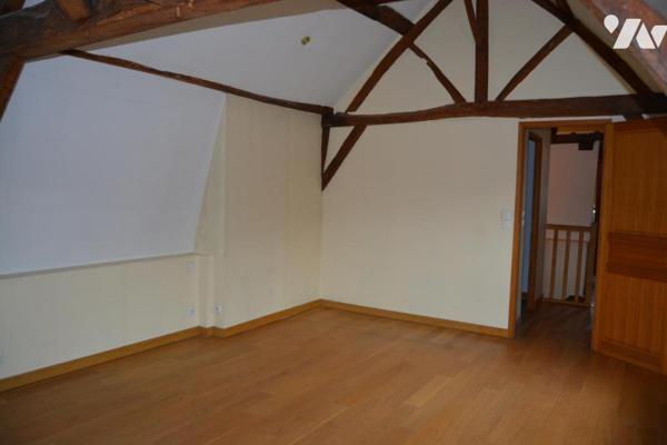 MAISON DE VILLE AVEC JARDIN ET GARAGE SITUEE SUR SECLIN