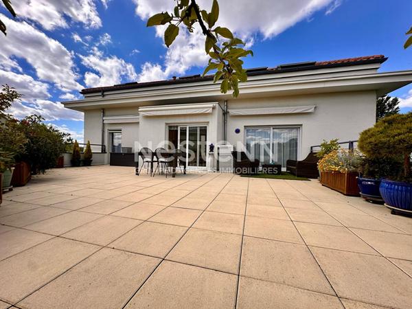 Toit Terrasse Appartement Duplex type 5 pièces avec 3 Chambres Cave Parking et Garage Fort de Bron - 69500 BRON