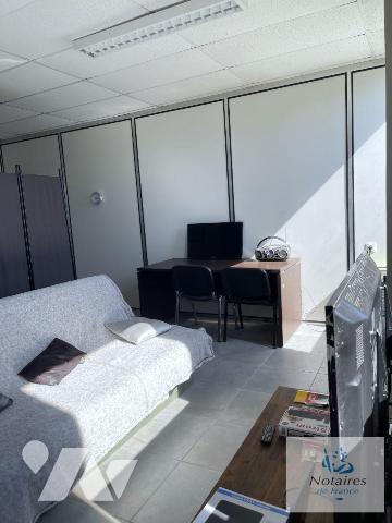 À VENDRE - Local professionnel de 330 m² sur terrain de 1 300 m²
Situé dans une zone d'activit...