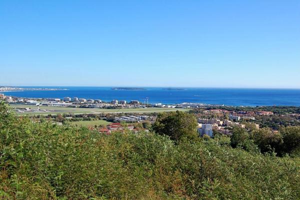 Mandelieu-la-Napoule (06210) Rare et maginifique terrain de 1677m² en pente douce