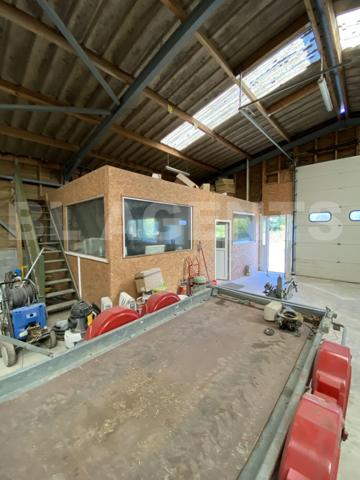 BÄTIMENT POLYVALENT AVEC GRANDE PARCELLE - IDEAL POUR DEVELOPPER VOTRE ACTIVITE !!!