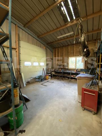 BÄTIMENT POLYVALENT AVEC GRANDE PARCELLE - IDEAL POUR DEVELOPPER VOTRE ACTIVITE !!!