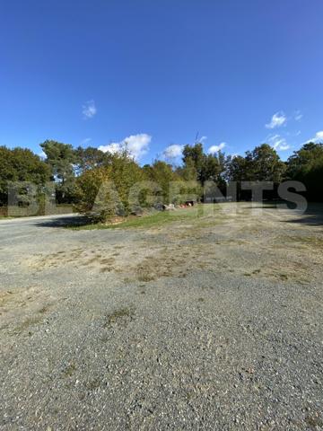 BÄTIMENT POLYVALENT AVEC GRANDE PARCELLE - IDEAL POUR DEVELOPPER VOTRE ACTIVITE !!!