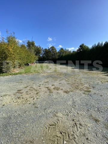 BÄTIMENT POLYVALENT AVEC GRANDE PARCELLE - IDEAL POUR DEVELOPPER VOTRE ACTIVITE !!!