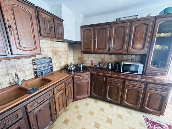 EXCLUSIVITE ETUPES MAISON AVEC LOCAL COMMERCIAL LOUE 140 M2