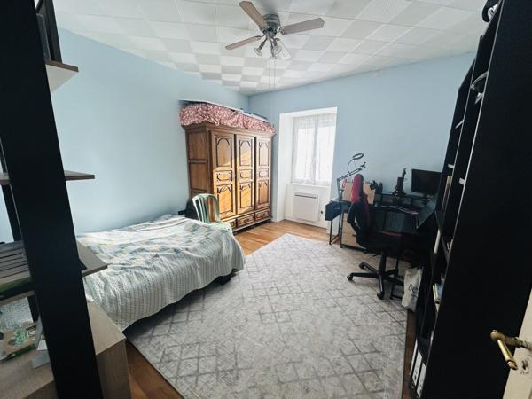 EXCLUSIVITE ETUPES MAISON AVEC LOCAL COMMERCIAL LOUE 140 M2