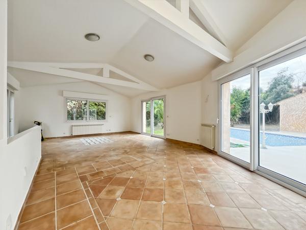 Spacieuse maison de 280 m² avec piscine et jardin situé  à la GAUDE