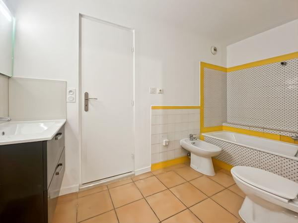 Spacieuse maison de 280 m² avec piscine et jardin situé  à la GAUDE