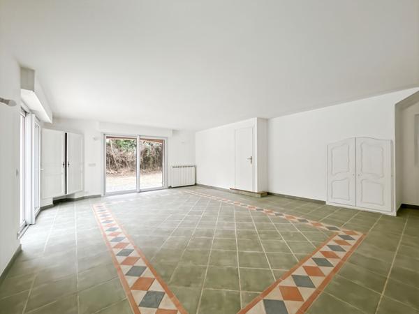 Spacieuse maison de 280 m² avec piscine et jardin situé  à la GAUDE