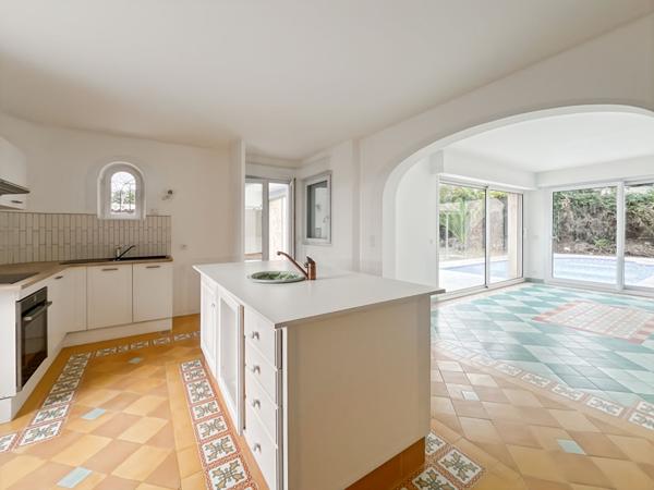 Spacieuse maison de 280 m² avec piscine et jardin situé  à la GAUDE