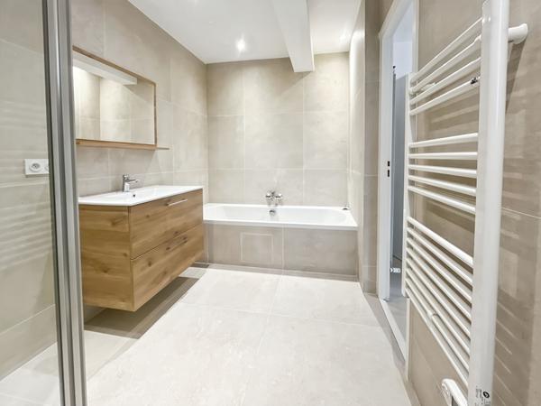 Spacieuse maison de 280 m² avec piscine et jardin situé  à la GAUDE