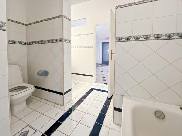 Spacieuse maison de 280 m² avec piscine et jardin situé  à la GAUDE