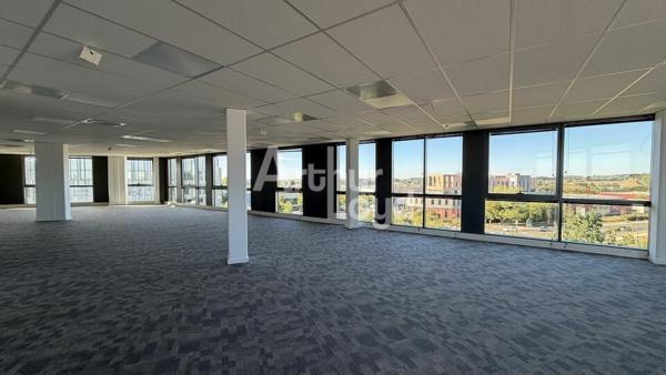 À LOUER : PLATEAU DE BUREAUX DE 228,80 M² DIVISIBLE - DERNIER ÉTAGE ROOFTOP - UNIVERSITÉ - 7 PARKINGS