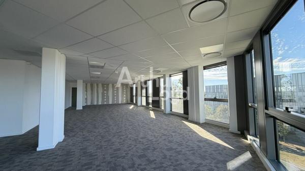À LOUER : PLATEAU DE BUREAUX DE 228,80 M² DIVISIBLE - DERNIER ÉTAGE ROOFTOP - UNIVERSITÉ - 7 PARKINGS