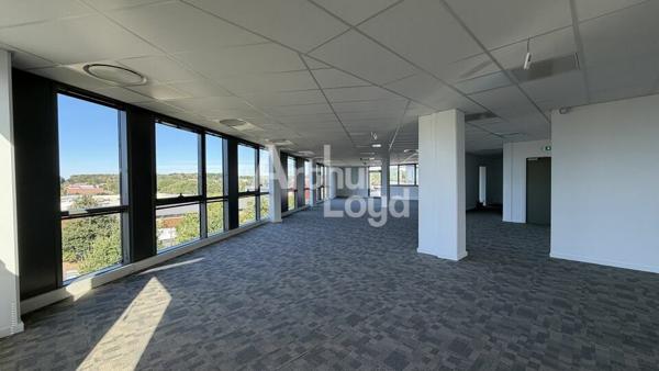 À LOUER : PLATEAU DE BUREAUX DE 228,80 M² DIVISIBLE - DERNIER ÉTAGE ROOFTOP - UNIVERSITÉ - 7 PARKINGS