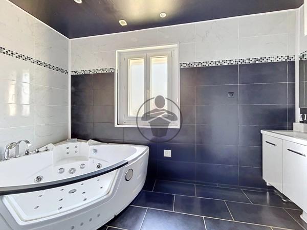 Vente                                                      Maison
                        
                     5 pièces                      128 m2                     à Joncourt