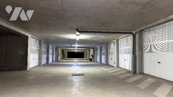 PLACE DE PARKING SÉCURISÉ 12,5 M² – SEYNOD