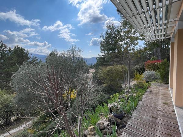 Vue et très bel environnement pour cette maison à Dieulefit