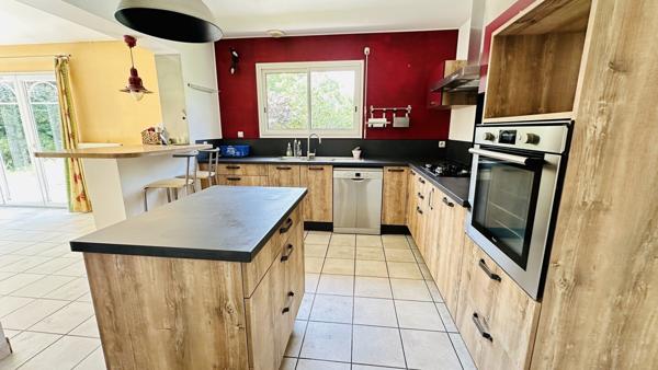 Maison de 140m² avec 3 chambres + 1 Bureau, garage et piscine