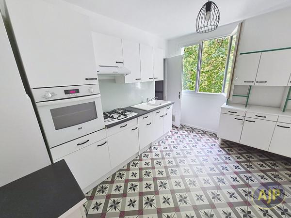 Appartement à louer Reze : 3 pièces, 62m² avec 2 chambre(s) à 850€ - AJP Immobilier Rezé
