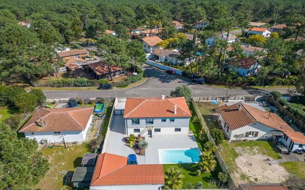 Maison à vendre    8 pièces •  Biscarrosse