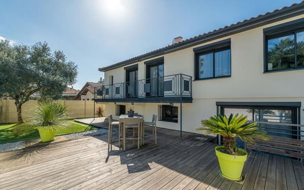 Maison à vendre    8 pièces •  Biscarrosse