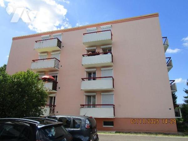 Dans un immeuble en copropriété, situé dans un secteur calme et proche du centre ville : 
Un a...