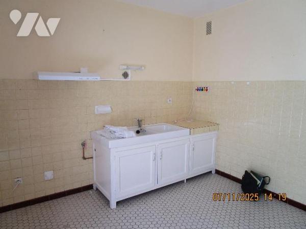 Dans un immeuble en copropriété, situé dans un secteur calme et proche du centre ville : 
Un a...