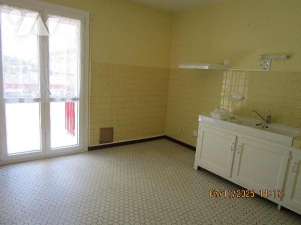 Dans un immeuble en copropriété, situé dans un secteur calme et proche du centre ville : 
Un a...