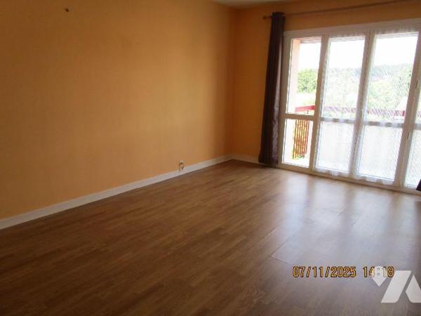 Dans un immeuble en copropriété, situé dans un secteur calme et proche du centre ville : 
Un a...