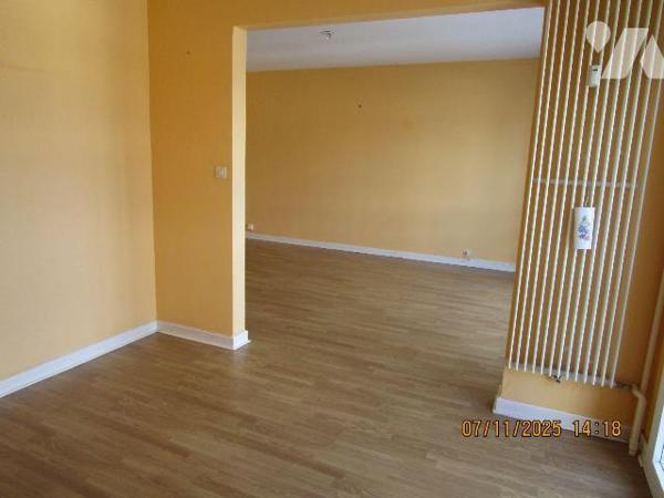 Dans un immeuble en copropriété, situé dans un secteur calme et proche du centre ville : 
Un a...