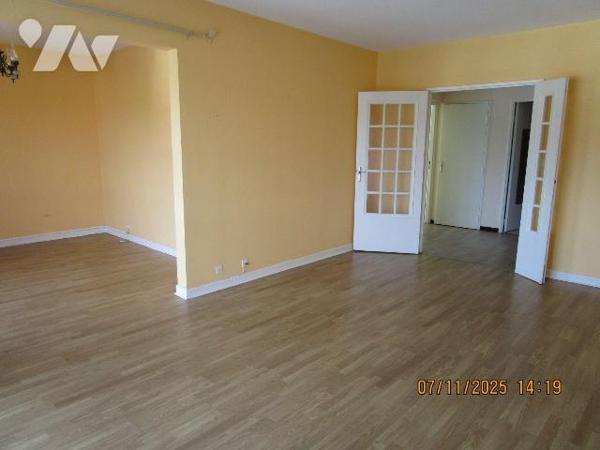 Dans un immeuble en copropriété, situé dans un secteur calme et proche du centre ville : 
Un a...