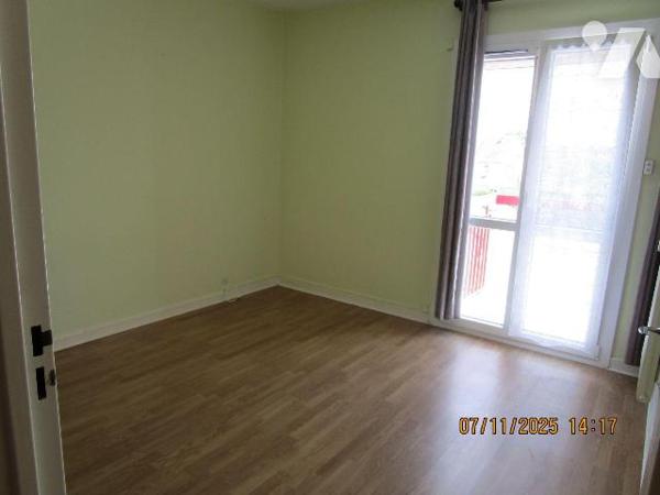 Dans un immeuble en copropriété, situé dans un secteur calme et proche du centre ville : 
Un a...