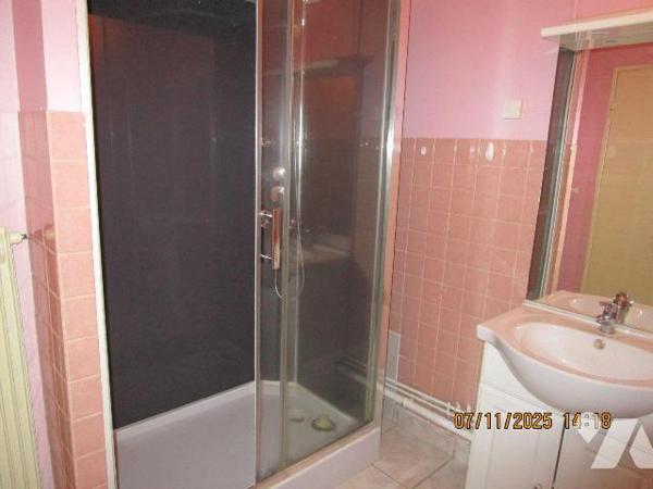 Dans un immeuble en copropriété, situé dans un secteur calme et proche du centre ville : 
Un a...