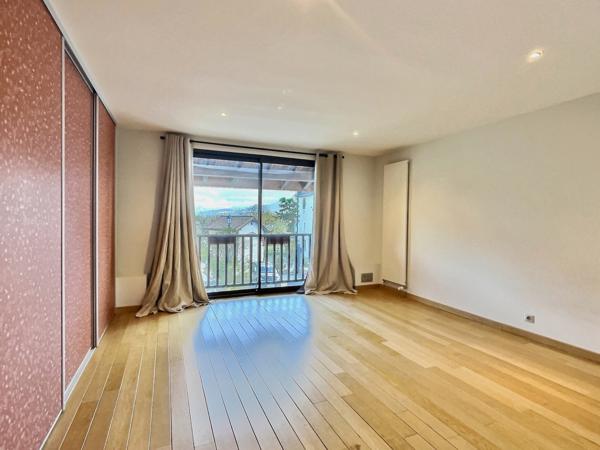 Maison de charme de plus de 300 m2 - 5 chambres, piscine et commodités