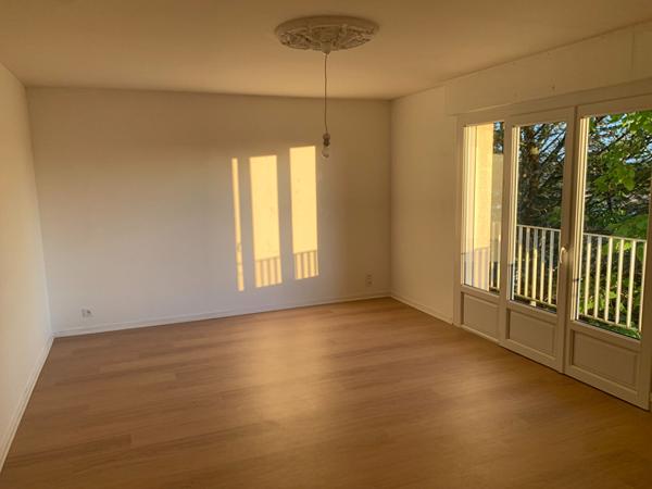 Appartement Bressuire 3 pièce(s) 72.85 m2 avec cave et un emplacement de parking