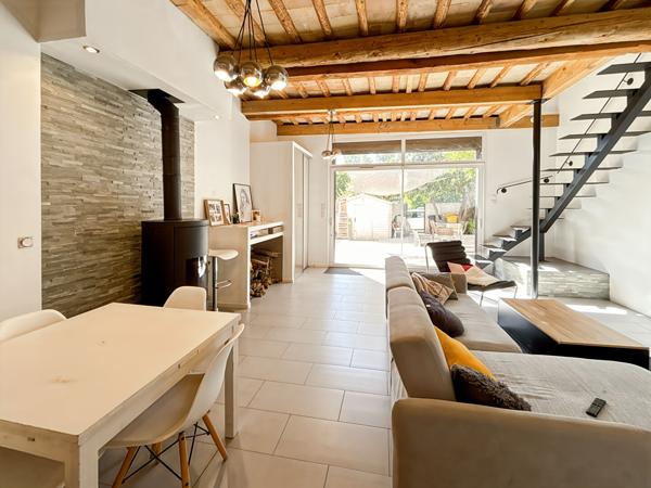 Maison  3 chambres et bureau, cour et parking