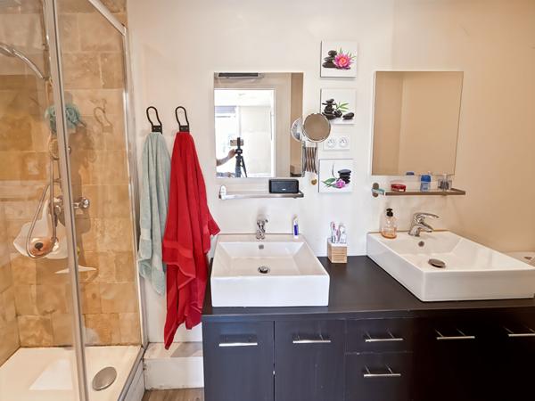 Maison  3 chambres et bureau, cour et parking