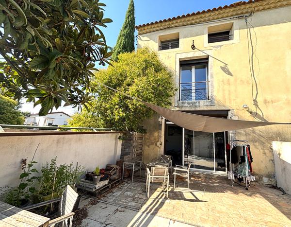 Maison  3 chambres et bureau, cour et parking