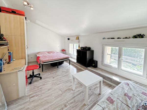 Maison  3 chambres et bureau, cour et parking